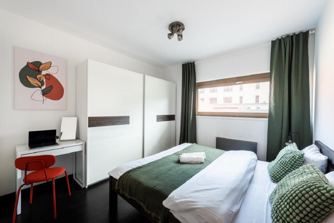 Spacious Apartments Near Karlin Square براغ المظهر الخارجي الصورة