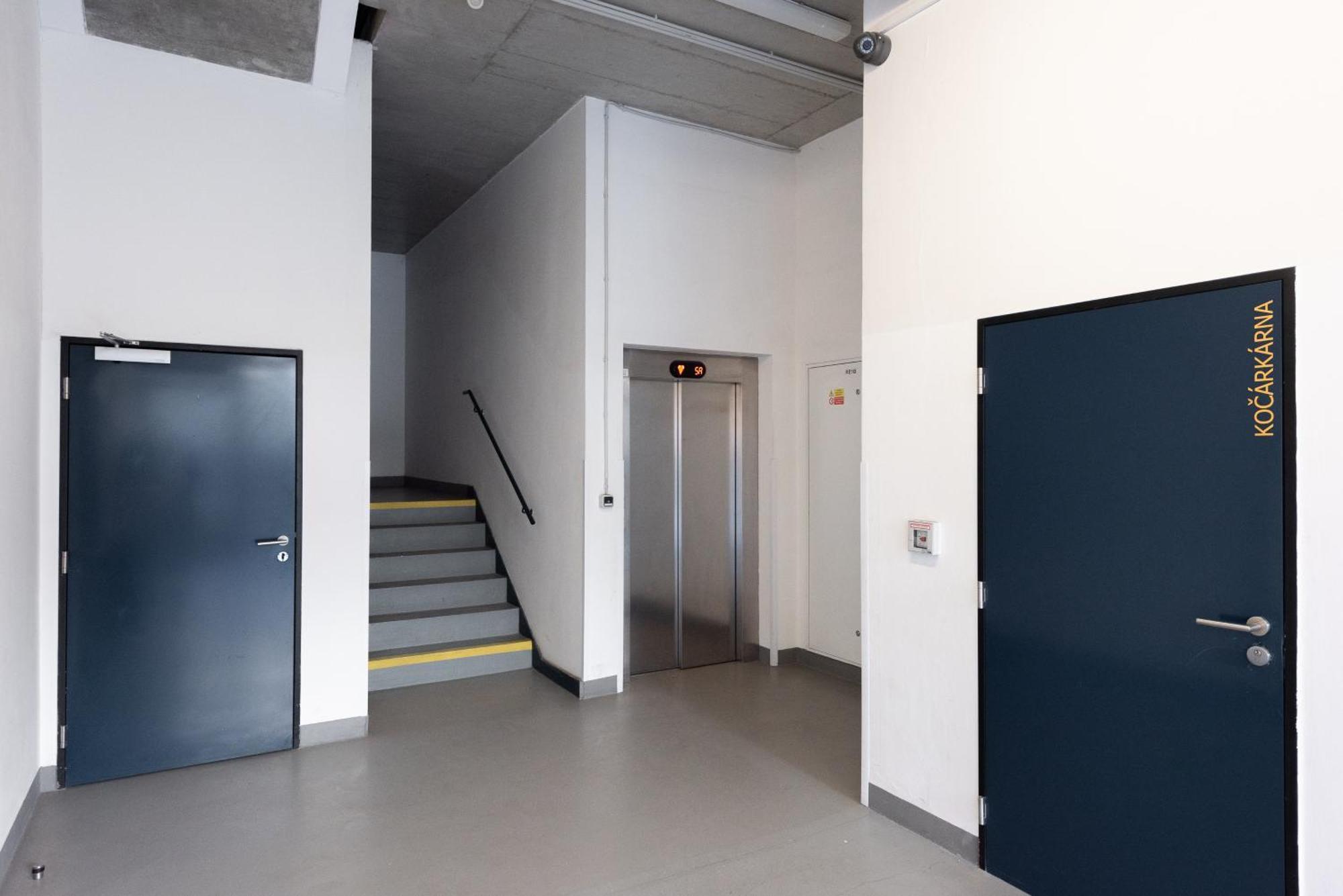 Spacious Apartments Near Karlin Square براغ المظهر الخارجي الصورة